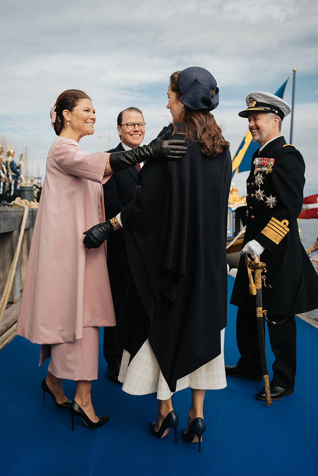 Kung Frederik och Drottning Mary välkomnas till Stockholm av Kronprinsessan och Prins Daniel.