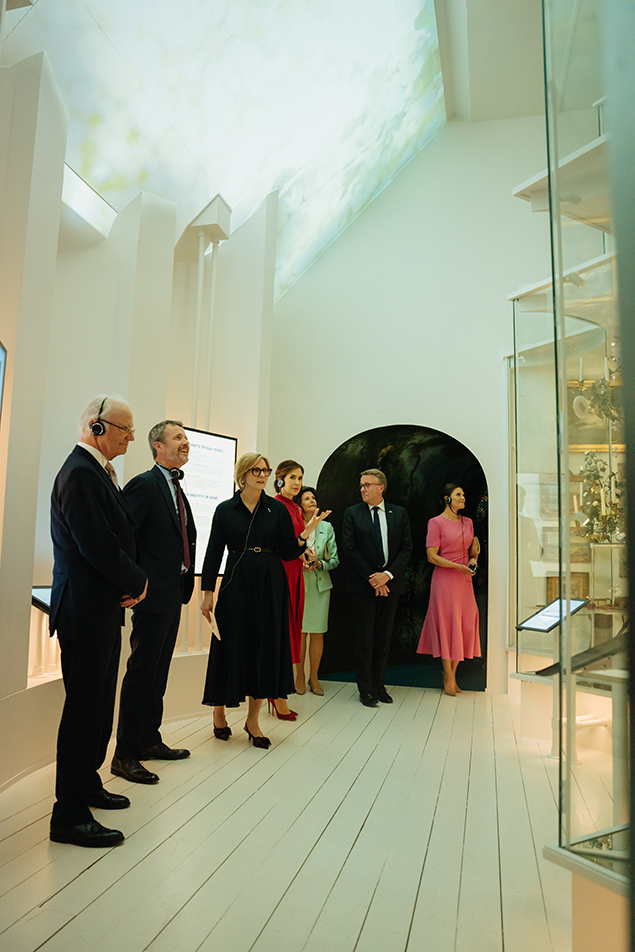 Tillsammans med Nordiska museets styresman Sanne Houby-Nielsen fick de kungliga gästerna ta del av utställningen ”Nordbor”.
