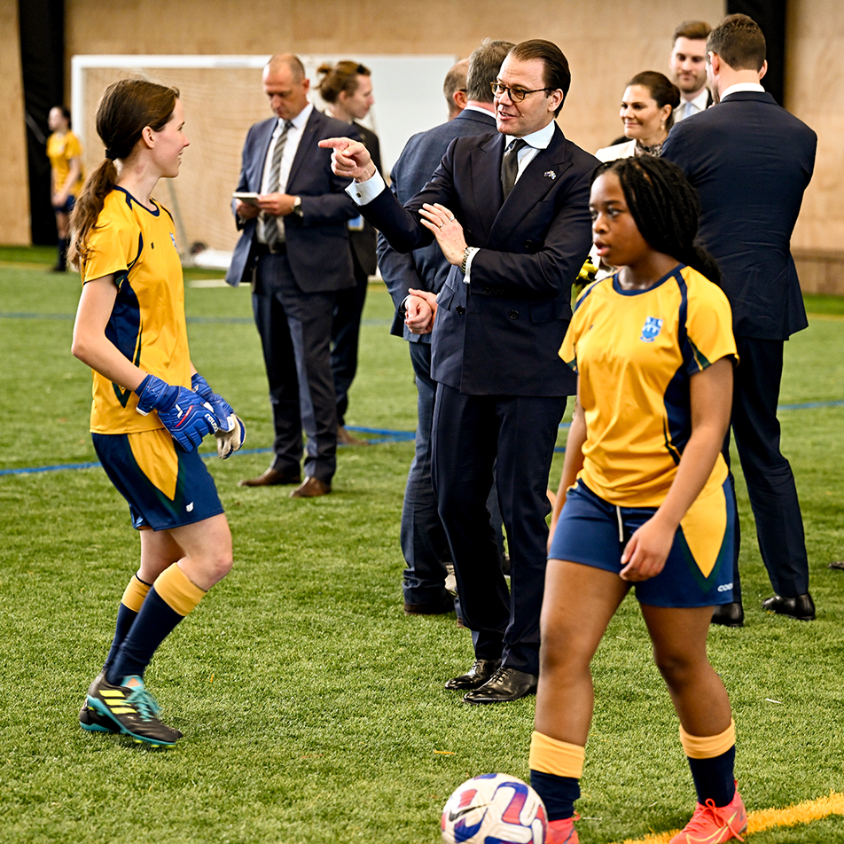 Kronprinsessparet träffade ungdomar som deltar i ett program för att uppmärksamma Nya Zeelands värdskap för fotbolls-VM 2023 och lyfta fram damfotbollen och kvinnligt idrottande i Wellington.