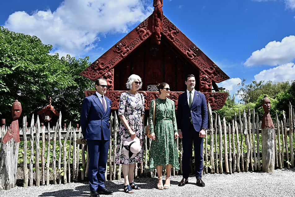 Kronprinsessparet och statsrådet Forssell med Hamiltons borgmästare Paula Southgate i den maoriska trädgården i Hamilton Gardens.