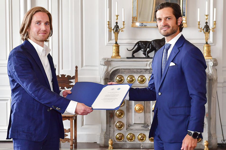 Stipendiaten Tomas Lundgren tar emot sitt diplom av Prins Carl Philip.
