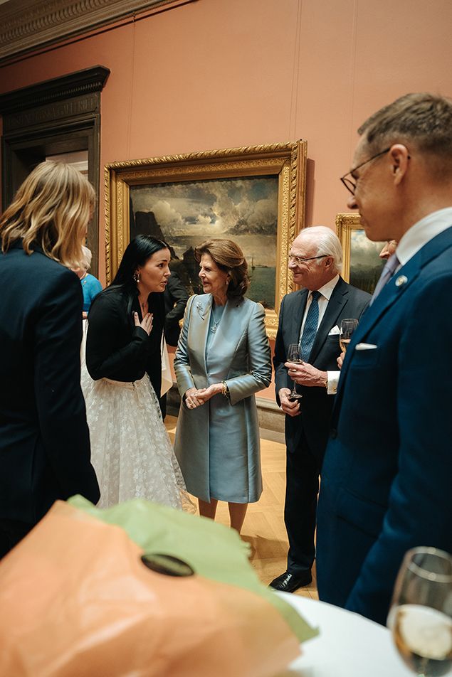 Kungaparet i samtal med artisten Miriam Bryant under presidentparets mottagning i Göteborgs konstmuseum.