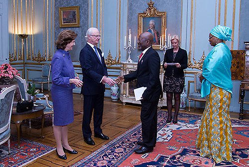 Nigerias ambassadör Musa Ilu Mohammed och Hadiza Ilu Osegba välkomnas i Prinsessan Sibyllas våning.