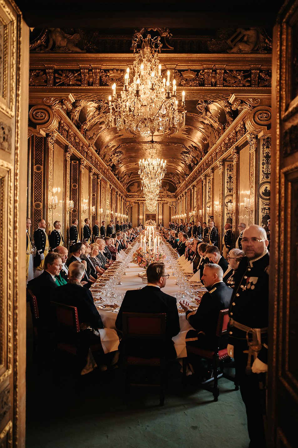 Middagsgästerna kring bordet i Karl XI:s galleri.