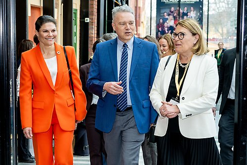 Kronprinsessan tillsammans med Randy Durband, vd för GSTC och Karin Johansson, ordförande för Visit Sweden, vid ankomsten till kongressen. 