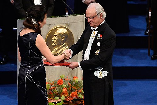 Kungen delar ut Nobelpriset till medicinpristagaren May-Britt Moser.