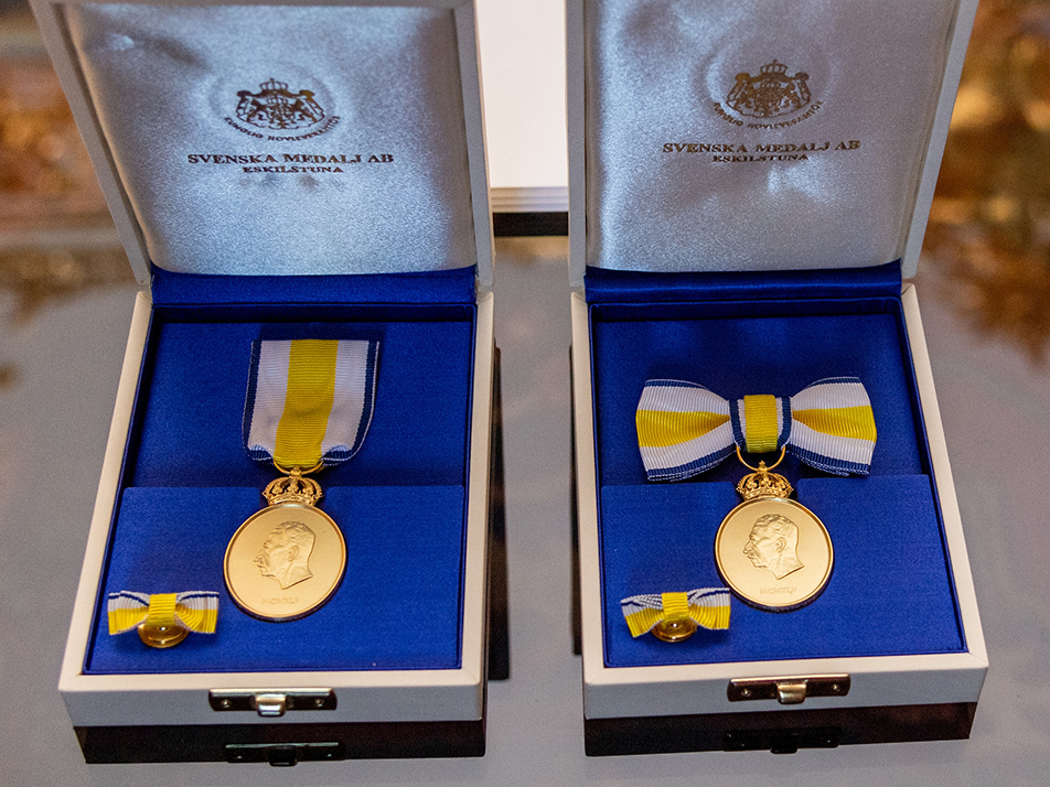 The Prince Eugen Medal, with the ladies' version to the right. 