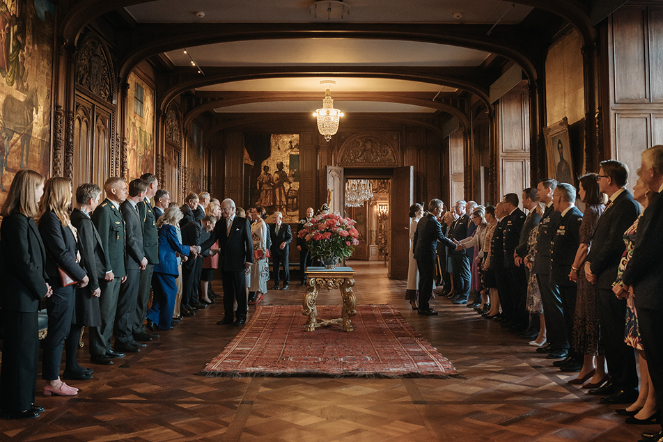 Kungaparen tog farväl av delegationerna från respektive hov i Karl XV-salen på Kungl. Slottet. 