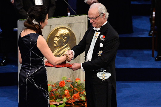 Kungen delar ut Nobelpriset till medicinpristagaren May-Britt Moser.