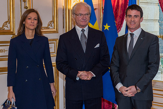 Kungen tillsammans med premiärminister Manuel Valls och Anne Gravoin.