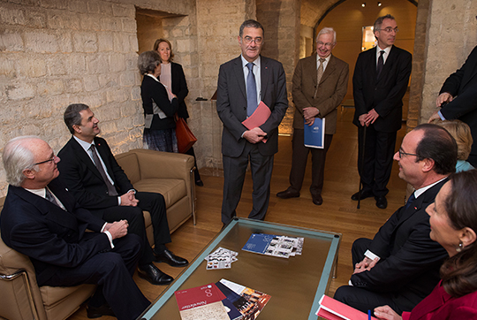 Kungen tillsammans med president Hollande, statsrådet Baylan, statsrådet Royal i samtal med 2012 års Nobelpristagare i fysik, Serge Haroche innan konferensen inleddes.