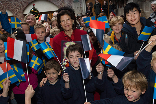 Drottningen under besöket på Svenska skolan.