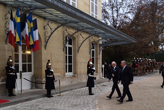 Kungen och talmannen på väg in i Palais de Luxembourg.