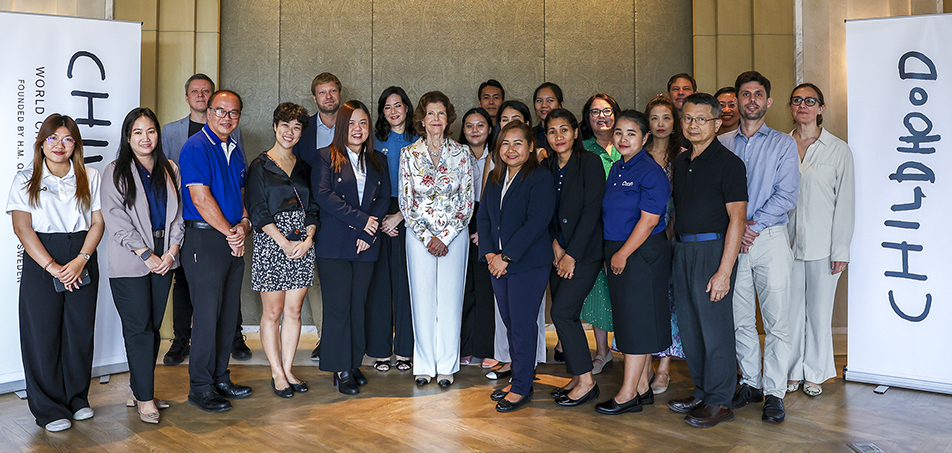Drottningen tillsammans med representanter från Childhoods partners i Thailand.