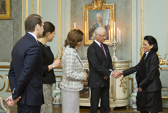 Dominikanska republikens ambassadör välkomnas av Kungaparet och Kronprinsessparet. 