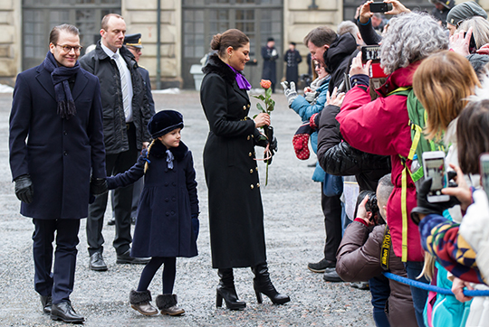 Kronprinsessan tar emot allmänhetens gratulationer vid det traditionsenliga namnsdagsfirandet. 