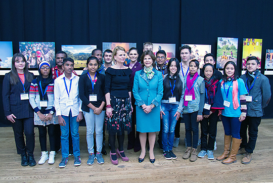 Barn-, äldre- och jämställdhetsminister Åsa Regnér, Kronprinsessan och Drottningen tillsammans med ungdomsdelegater som deltar i konferensen. 