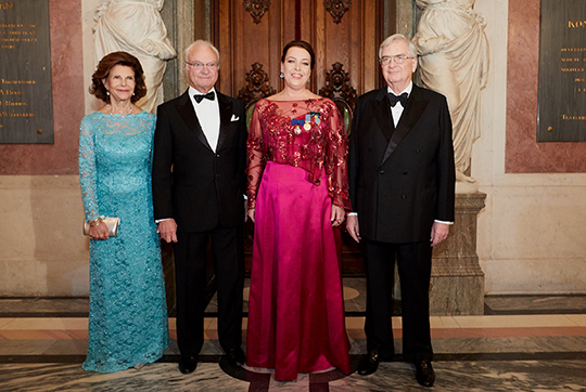 Kungaparet tillsammans med pristagaren Nina Stemme och Rutbert Reisch, Birgit Nilsson-prisets ordförande. 