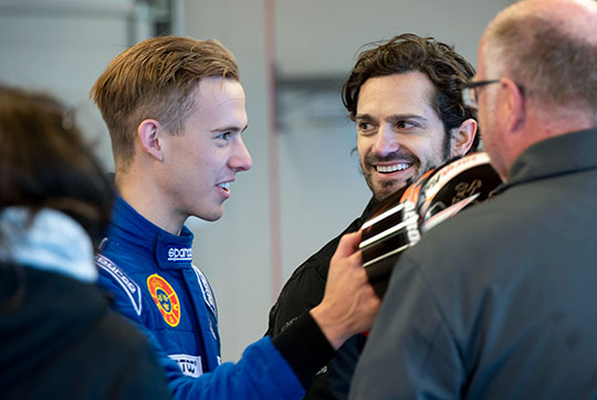 Prins Carl Philip i samtal med Jesper Sjöberg under testdagen för pristagarna i Prins Carl Philips Racing Pokal.