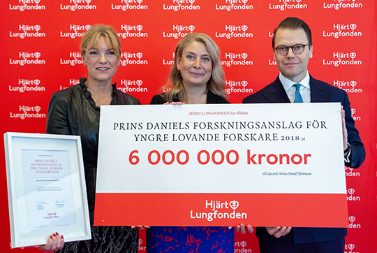 Prins Daniel tillsammans med docent Anna Smed Sörensen och Hjärt-Lungfondens generalsekreterare Kristina Sparreljung. 
