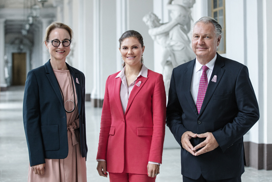 Kronprinsessan tillsammans med Cancerfondens generalsekreterare Ulrika Årehed Kågström och ordförande i Cancerfondens Forskningsnämnd Klas Kärre. 