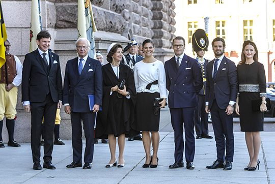 Kungafamiljen tas emot på trappan till riksdagshuset av riksdagens talman Andreas Norlén.