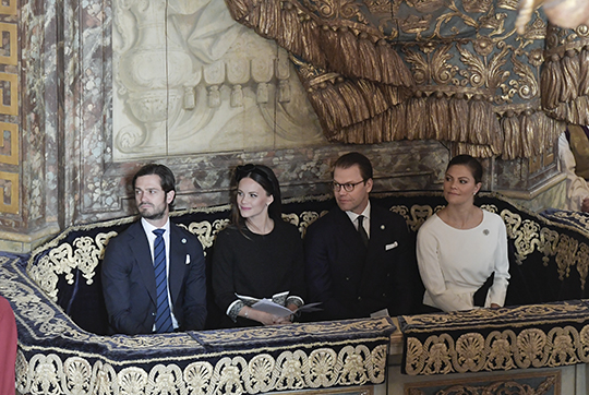 Prins Carl Philip, Prinsessan Sofia, Prins Daniel och Kronprinsessan i Storkyrkan. Kungsstolarna, som Kungafamiljen använder under gudstjänster i Storkyrkan, är från kung Karl XI:s tid. 
