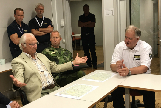 Kungen möter företrädare för länsstyrelsen, Polismyndigheten, Hemvärnet och Räddningstjänsten Jämtland i Trygghetens hus i Östersund. 