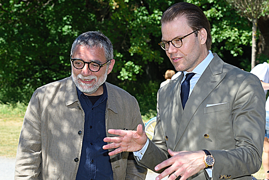 Prins Daniel i samtal med konstnären Jaume Plensa vid invigningen av skulpturutställningen ”Jaume Plensa på Djurgården”. 