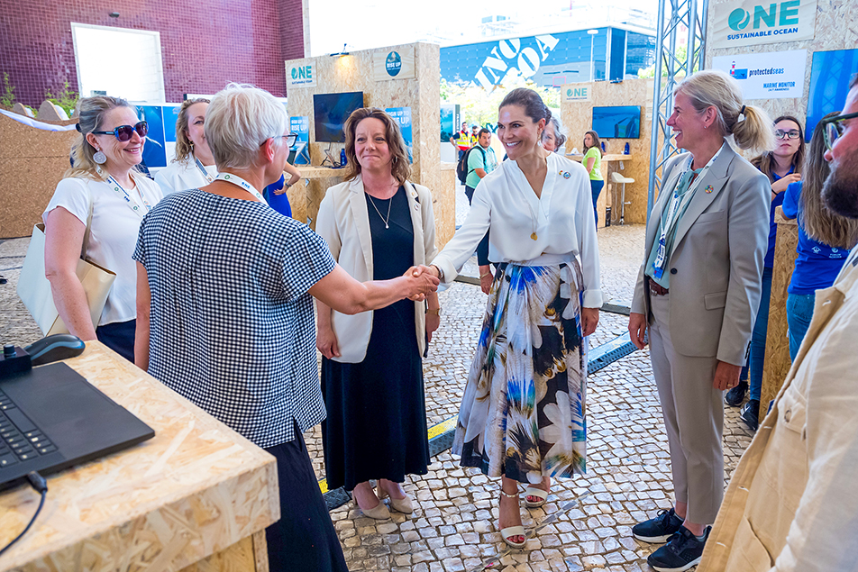 Kronprinsessan och biståndsminister Matilda Ernkrans hälsar på representanter för ”Håll Sverige Rent”.