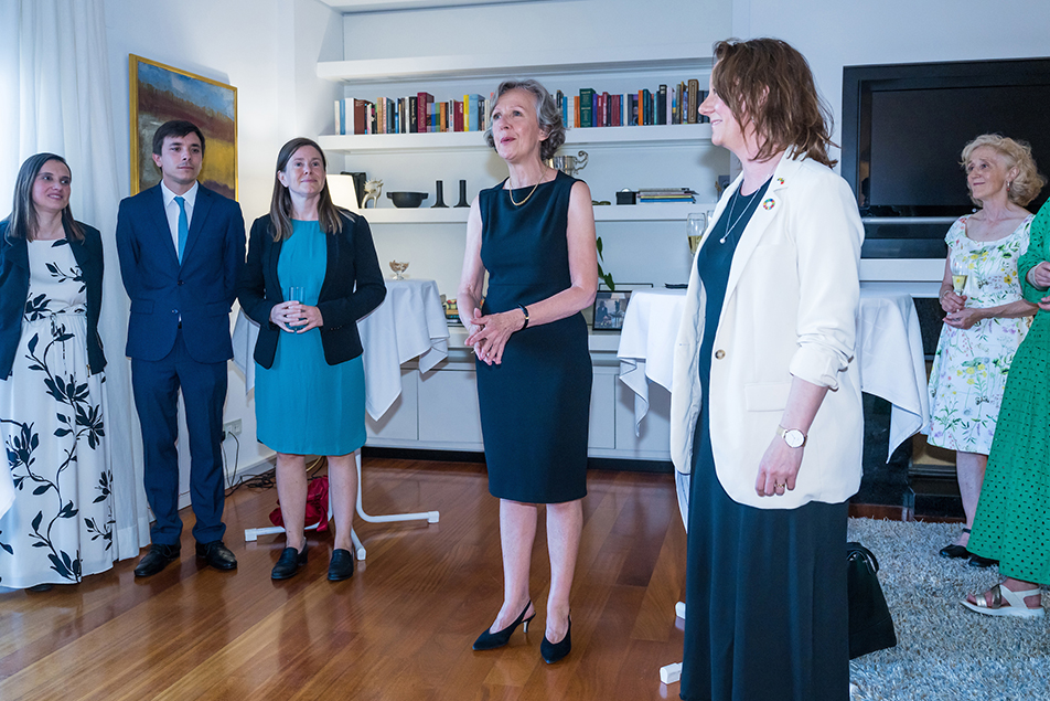 Ambassadör Helena Pilsas hälsar gästerna välkomna till mottagningen på svenska residenset.