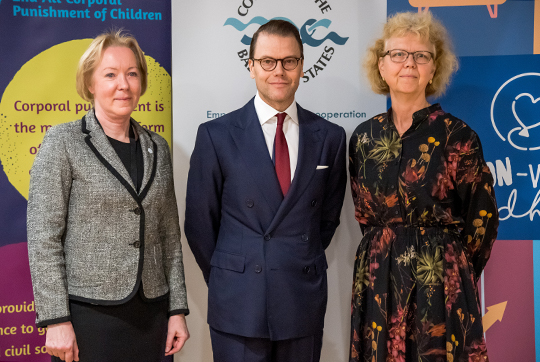 Prins Daniel tillsammans med ambassadör Maria Mora, generaldirektör för Östersjöstaternas råd och statssekreterare Madeleine Harby Samuelsson, Socialdepartementet. 