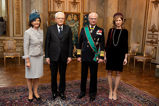 Drottningen, president Sergio Mattarella, Kungen och Laura Mattarella i Pelarsalen, Kungliga slottet. 