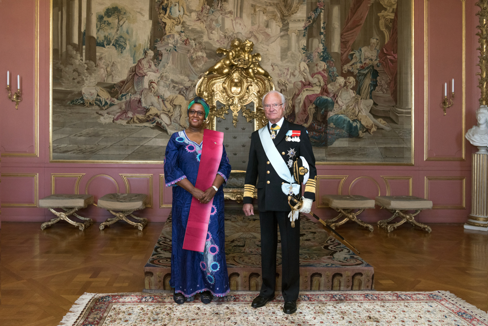 Kungen tillsammans med Ugandas ambassadör Margaret Otteskov.