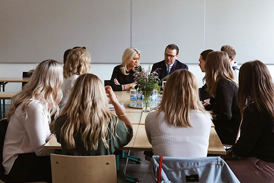Prins Daniel och Isabella Löwengrip i samtal med elever på Hedbergska gymnasiet. 