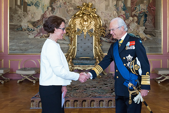 Kungen och Finlands nya ambassadör Liisa Maria Talonpoika vid dagens audiens. 