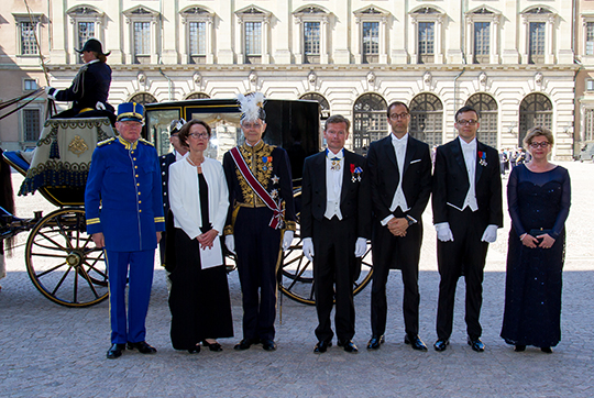 Finlands ambassadör Liisa Maria Talonpoika med följe utanför Östra valvet på Kungl. Slottet. 