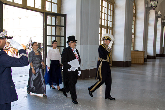 Perus ambassadör Jose Antonio Bellina Acevedo anländer till Kungl. Slottet med sitt kreditbrev som han överlämnade till Kungen vid dagens audiens. 