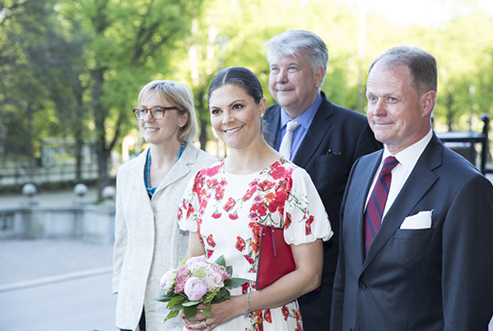 Kronprinsessan tillsammans med Styrelsemannen för Nordiska museet Sanne Houby-Nielsen, Skansenchefen John Brattmyhr och Niclas Forsman, ordförande i Nordiska museet och Skansens vänner. 