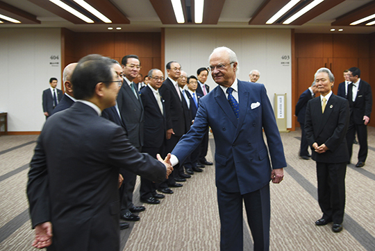 Kungen hälsar på näringslivsföreträdare vid besöket på den japanska näringslivsorganisationen Keidanren. 