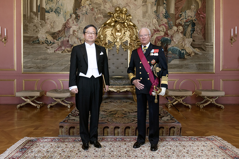Kungen och Sydkoreas ambassadör Byungwon Chung. 