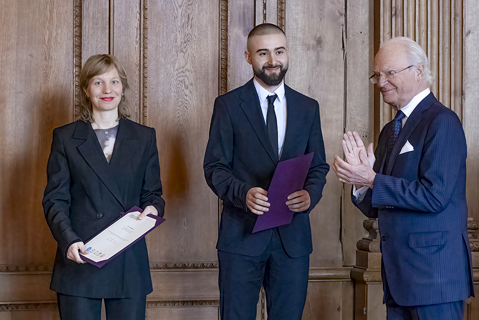 Kungen gratulerar Konstakademiens stipendiater Elina Birkehag och Amin Zouiten. 