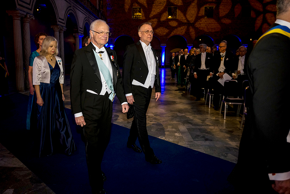 Kungen vid ankomsten till Vitterhetsakademiens årshögtid i Stadshuset. 