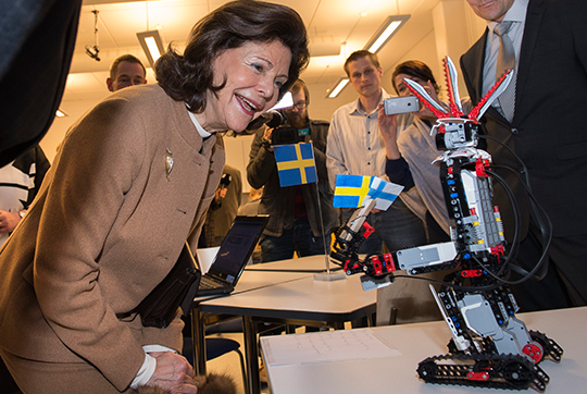 Drottningen under besöket på Tekniska universitetet där Lego används för att visa elever i olika åldrar hur datorprogrammering fungerar. Här en dansande robot som programmerats att spela den svenska nationalsången.