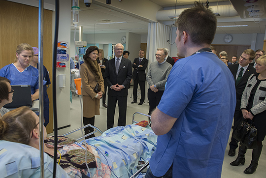 Kungaparet förevisas simulatorstationen där sjuksköterskestudenter övar akutsjukvård.