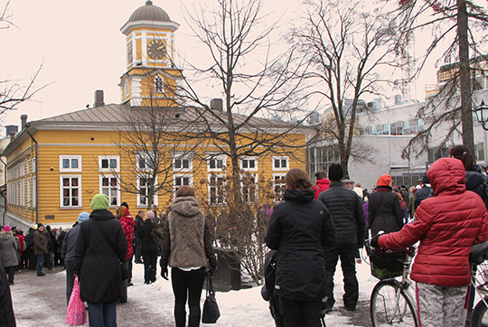 Lunchen hölls på Villmanstrands rådhus. Många väntade på att få se Kungaparet och presidentparet efteråt.