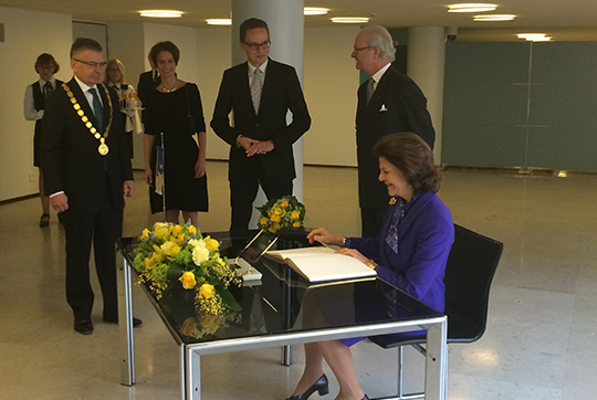 Kungaparet signerar gästboken inför lunchen i Helsingfors stadshus. Från vänster, borgmästare Jussi Pajunen, Kari Rauhamäki och stadsstyrelsens ordförande Tatu Rauhamäki.