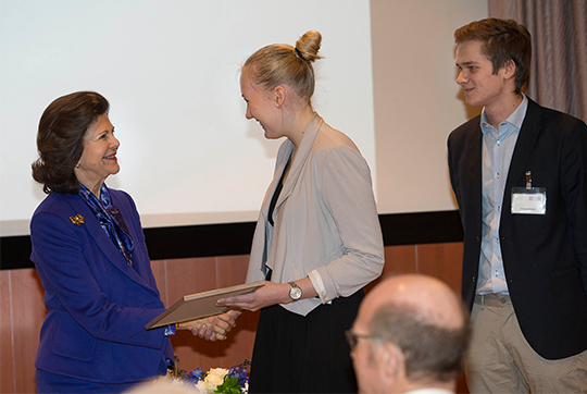Drottningen delar ut diplom till Johanna Lundgren som tillsammans med Ludwig Händel och Anette Kemppi vann app-tävlingen med appen Biz Partner.