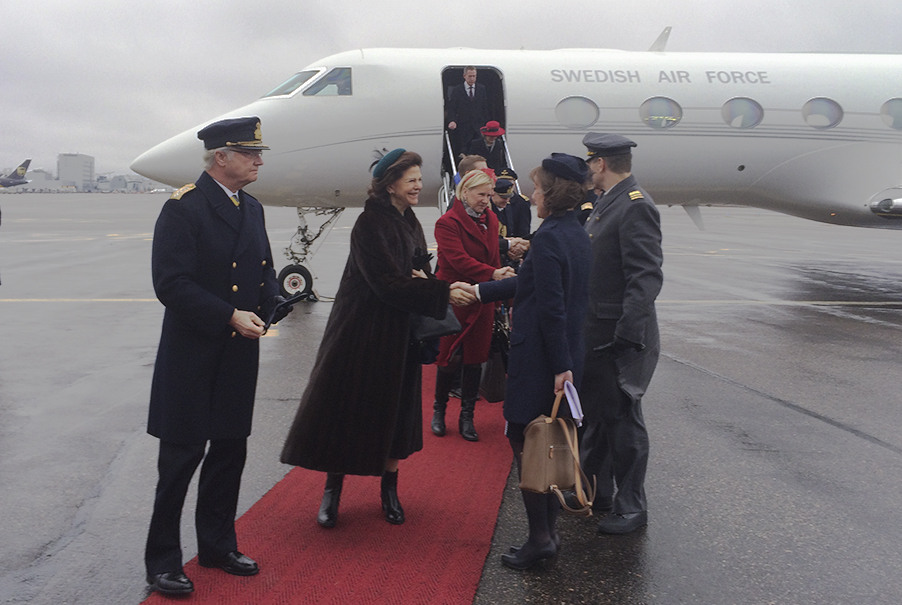 Kungaparet och den svenska delegationen anländer till Vanda flygplats utanför Helsingfors.