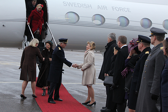 Kungen välkomnas av justitieminister Anna-Maja Henriksson vid Vanda flygplats.